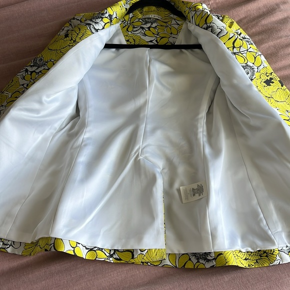 ALICE AND OLIVIA
Macey Floral Jacquard Jacket blazer. Daffodil Multi. Size 2 - Picture 4 of 4